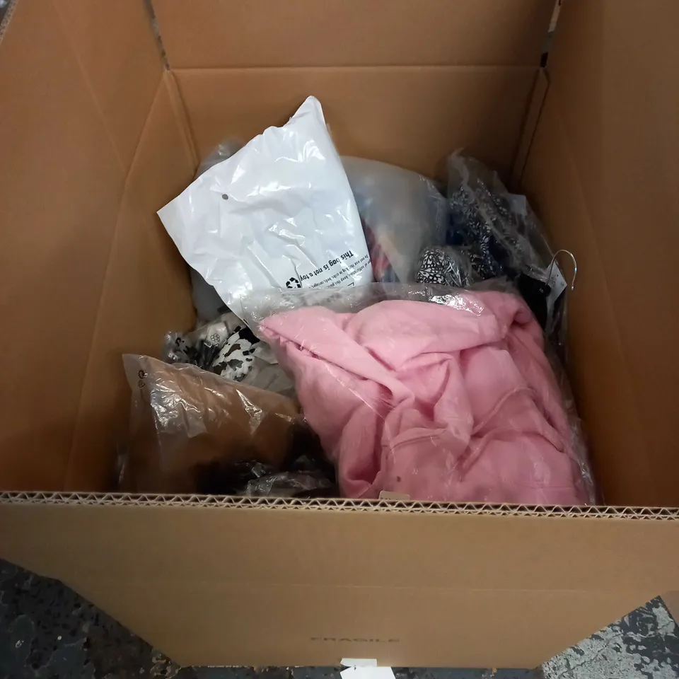 LOT OF APPROX 20 ASSORTED CLOTHING ITEMS VARYING IN SIZE/COLOUR/STYLE TO INCLUDE: TROUSERS, SKIRTS, TOPS