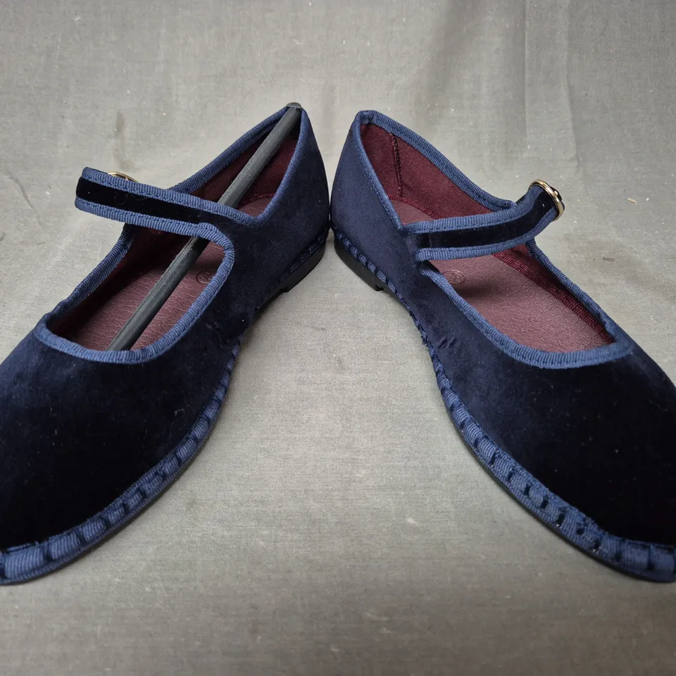 BOXED PAIR OF FLABELUS MOLLY FLAT SHOES IN BLACK/BLUE EU SIZE 36