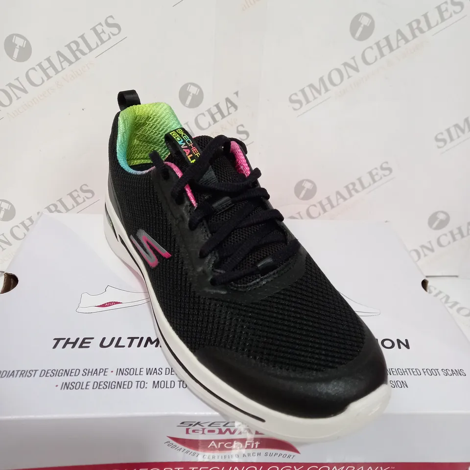 BOXED SKETCHERS GOWALK TRAINERS - SIZE UK 7