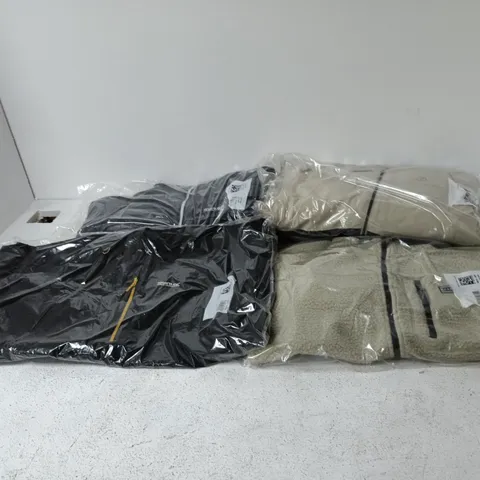 APPROXIMATELY 11 ASSORTED BRAND NEW REGATTA CLOTHING ITEMS IN VARIOUS SIZES, STYLES & COLOURS TO INCLUDE CAMBERFLEECE, SEND IT JACKET, BIRCHDALE II JACKET, ETC