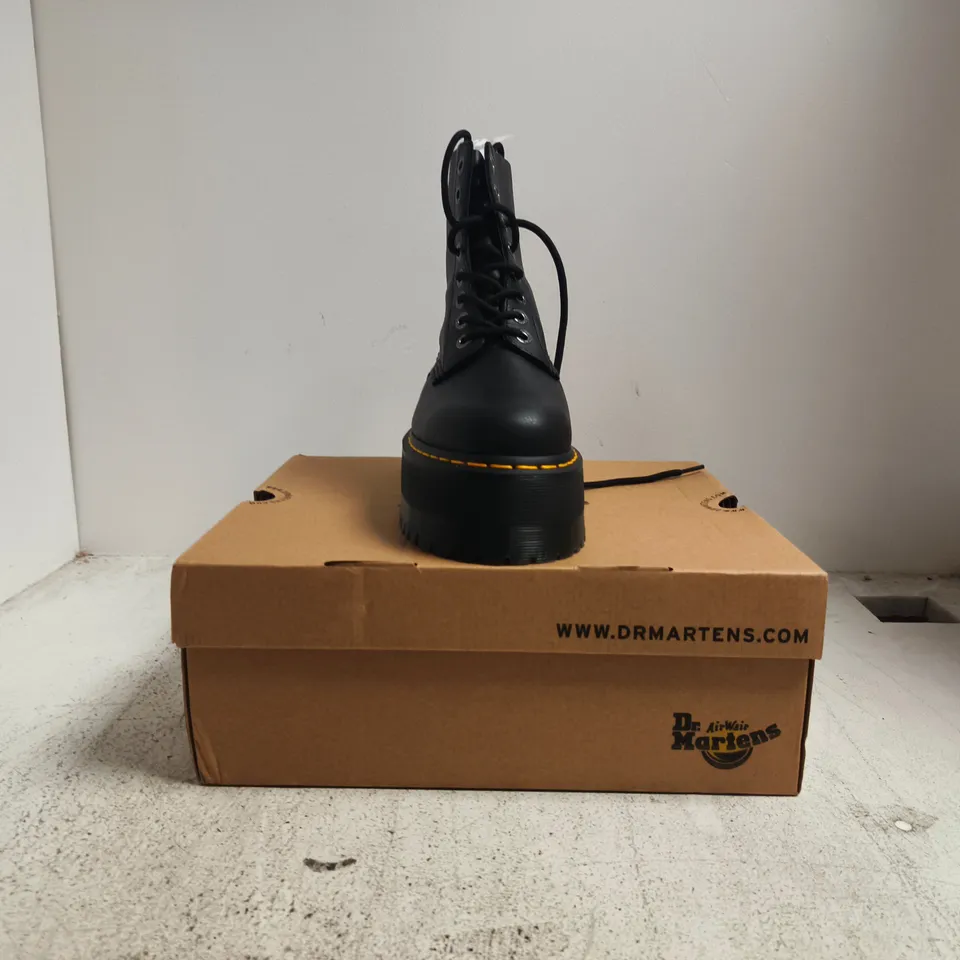 BOXED PAIR OF DR MARTENS 1460 PASCAL MAX BOOTS IN BLACK SIZE UK 6