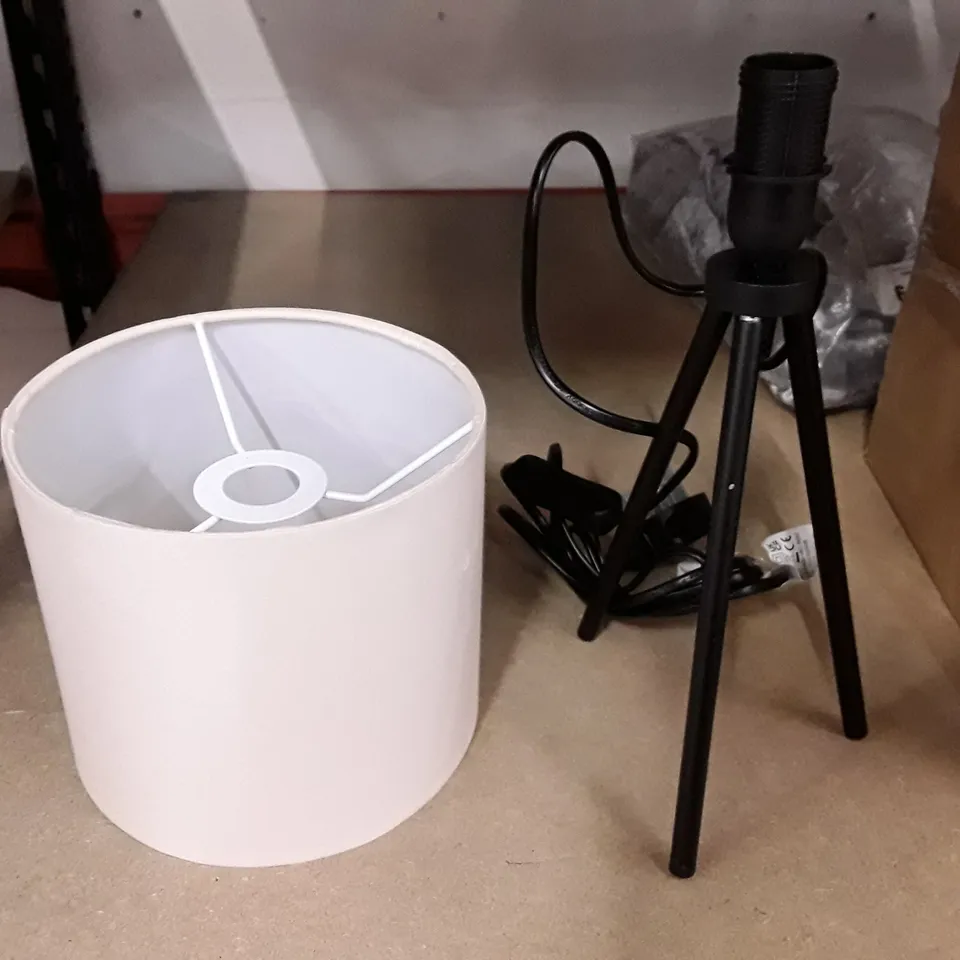 BOXED DOUGLAS CREAM METAL TRIPOD TABLE LAMP (1 BOX)