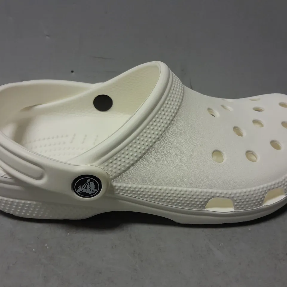 PAIR OF CROCS CLASSIC IN WHITE - UK M4/W5