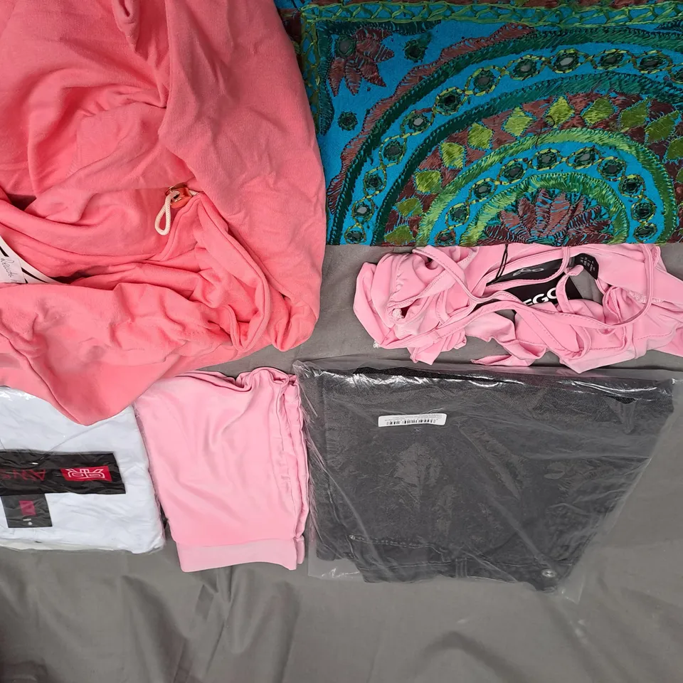 BOX OF APPROXIMATELY 25 ASSORTED CLOTHING ITEMS TO INCLUDE - T-SHIRTS , SHORTS , JEANS ETC