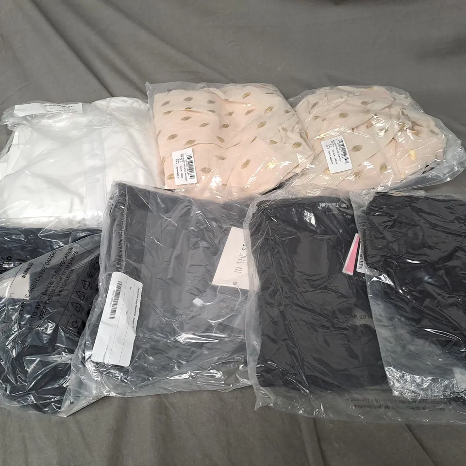 APPROXIMATELY 20 ASSORTED CLOTHING ITEMS IN VARIOUS STYLES AND SIZES 