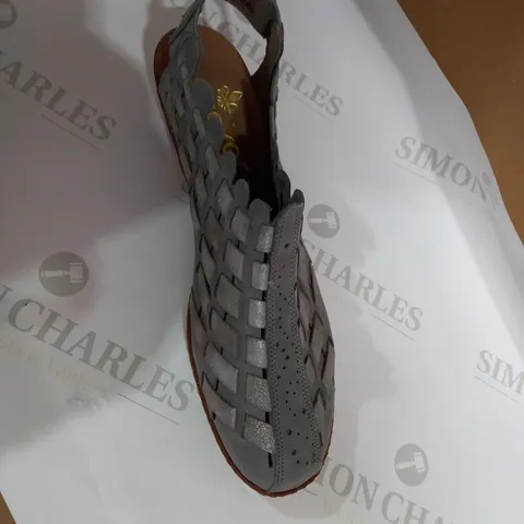RIEKER GREY SANDAL SIZE 6.5