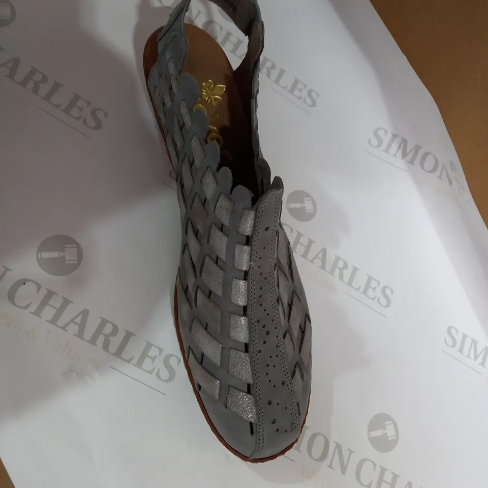 RIEKER GREY SANDAL SIZE 6.5