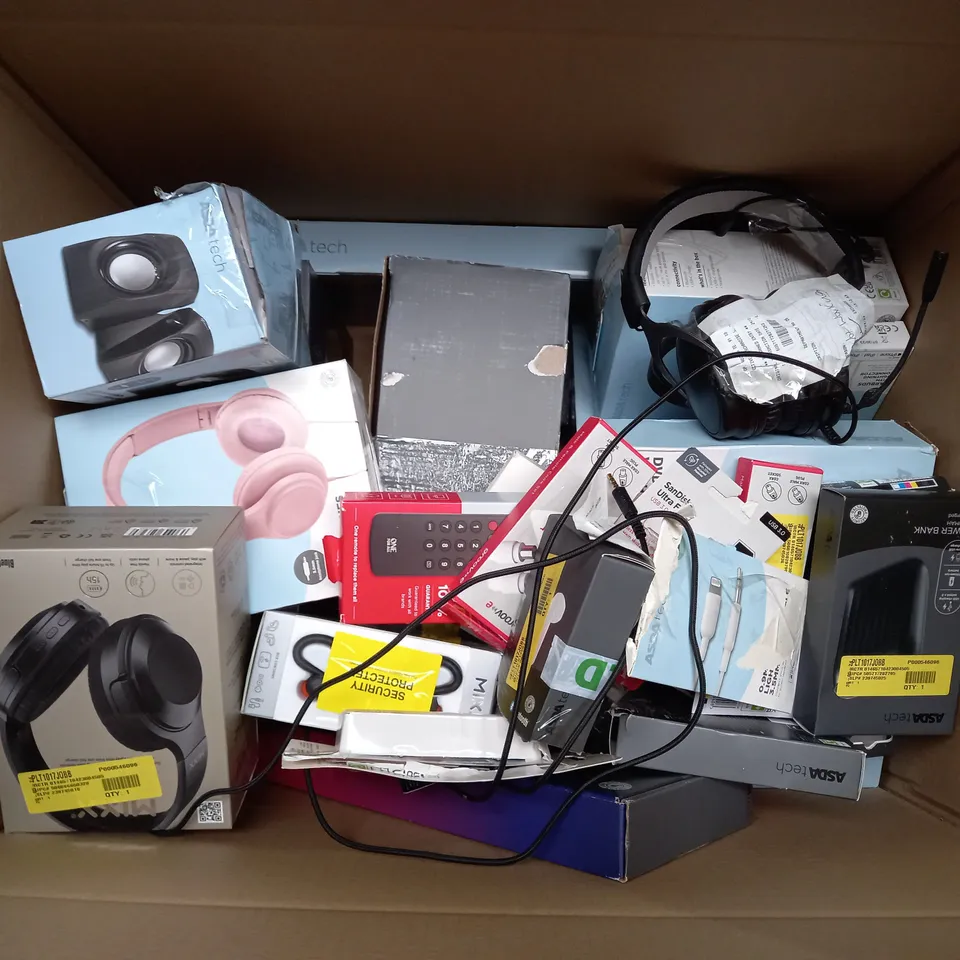 BOX OF APPROX 30 ASSORTED ELECTRICAL ITEMS TOO INCLUDE EARPHONES, AERIALS AND FIRE STICK 