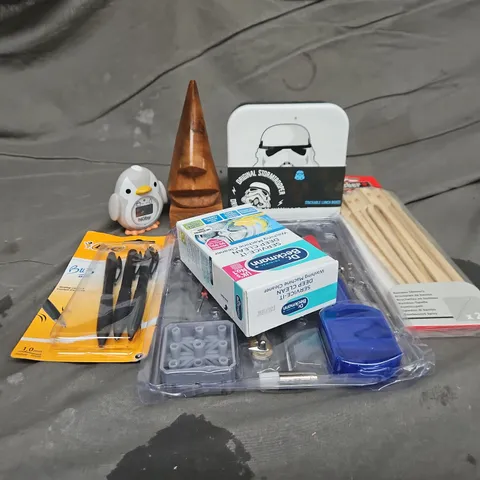 APPROXIMATELY 15 ASSORTED HOUSEHOLD ITEMS TO INCLUDE STORMTROOPER LUNCH BOXES, BAMBOO SKEWERS, BIC PENS, ETC