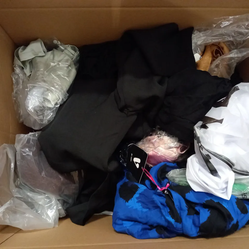 LOT OF APPROX 20 ASSORTED CLOTHING ITEMS VARYING IN SIZE/COLOUR/STYLE TO INCLUDE: DRESSES