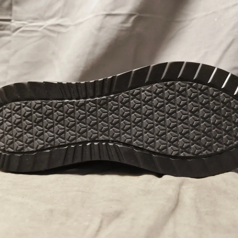 BOXED PAIR OF UNBRANDED SHOES IN BLACK SIZE UK 5.5