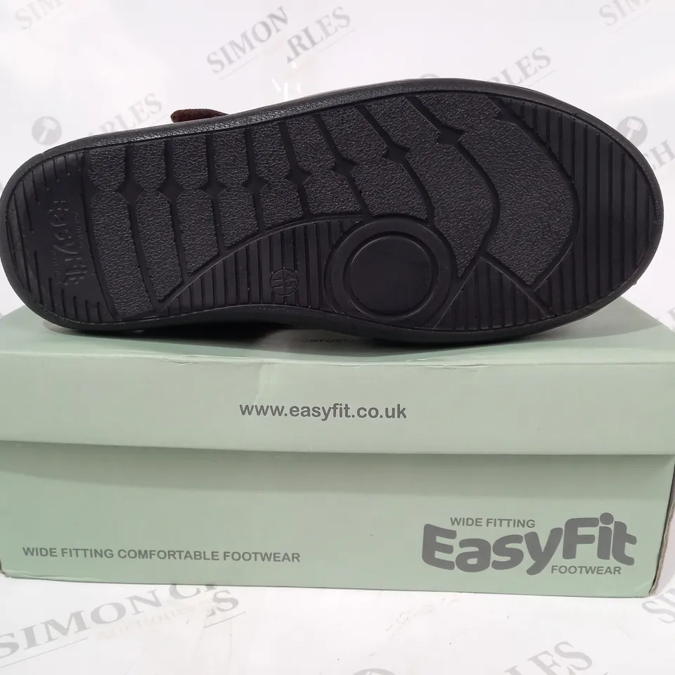 BOXED PAIR OF EASY FIT BRUNO WIDE SANDALS IN BROWN UK SIZE 11
