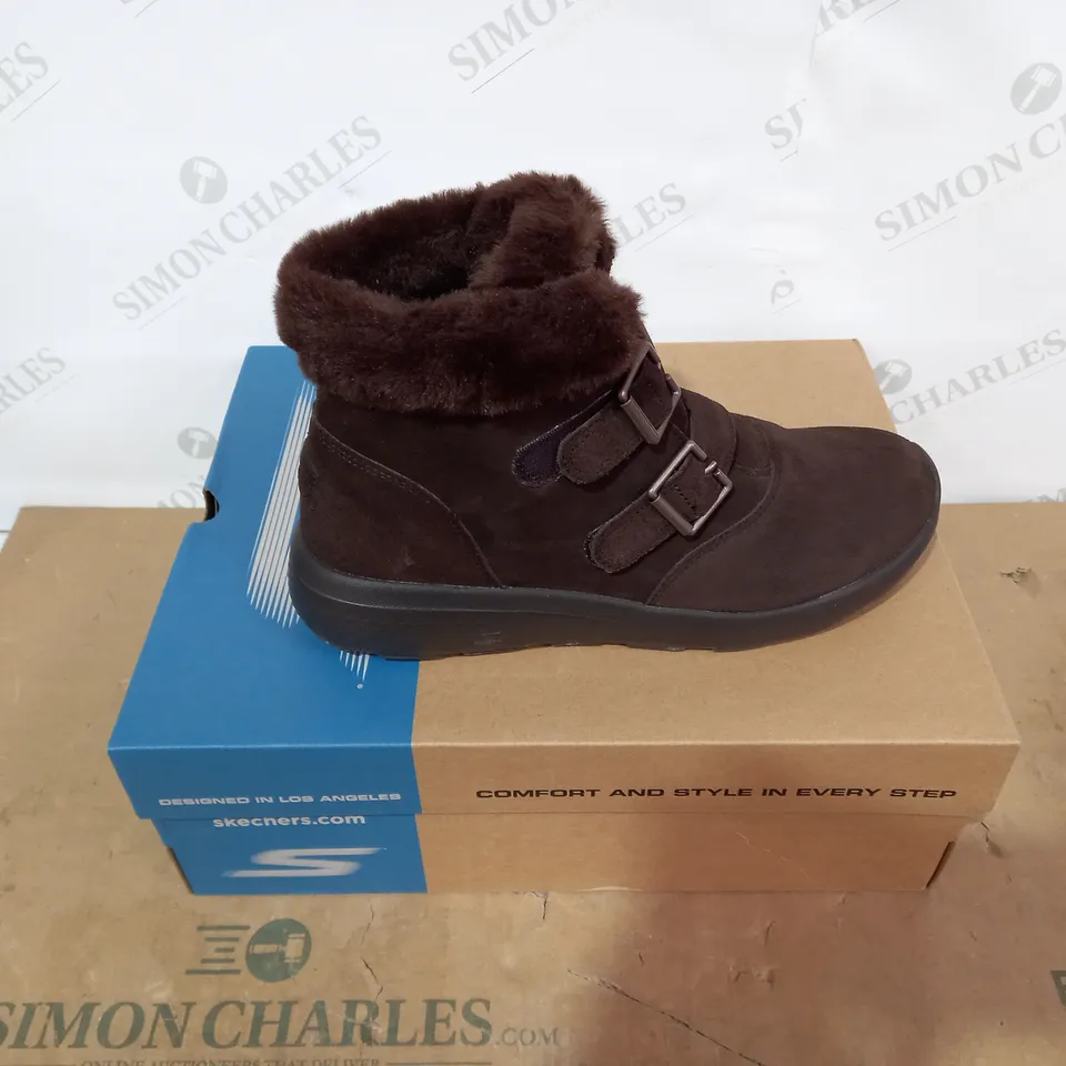 BOXED PAIR OF SKECHERS - SIZE 7