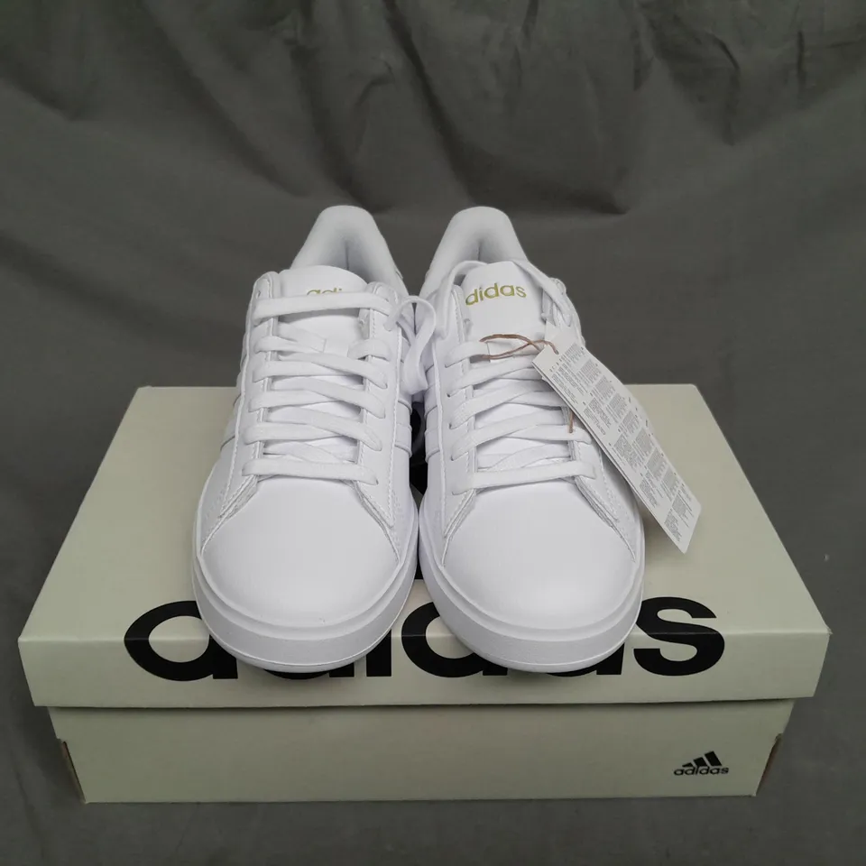 BOXED PAIR OF ADIDAS GRAND COURT 2.0 TRAINERS IN WHITE SIZE 4.5