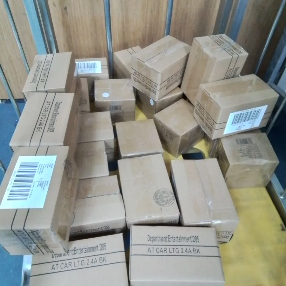 LARGE QUANTITY OF ASSORTED ITEMS TO INCLUDE VALENTINES GNOMES, PROJECTOR LIGHTS AND CAR CHARGERS