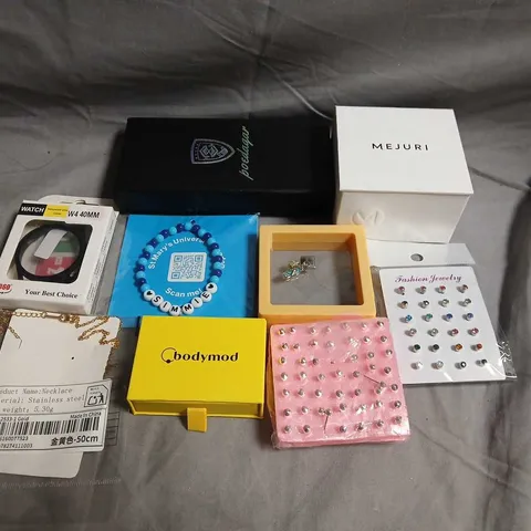 APPROXIMATELY 10 ASSORTED JEWELLERY ITEMS TO INCLUDE - NECKLACE ,WATCH , EARRINGS ETC