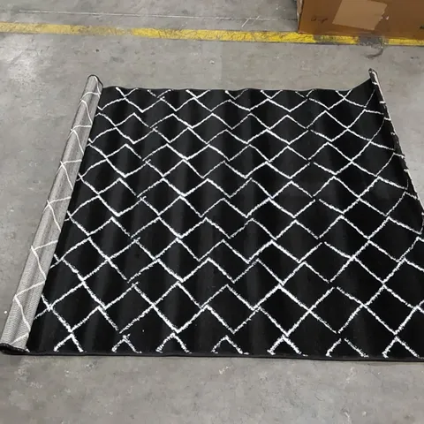 ZIGZAG NOIR DIAMOND PATTERN RUG - BLACK // SIZE: 120 X 160cm