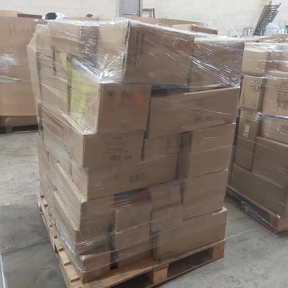 PALLET CONTAINING A VERY LARGE QUANTITY OF ASSORTED LIGHTING ITEMS