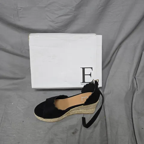 E. SHOES BY EMMA BLACK SCALLOPED ESPADRILLE WEDGE SANDALS – UK 6
