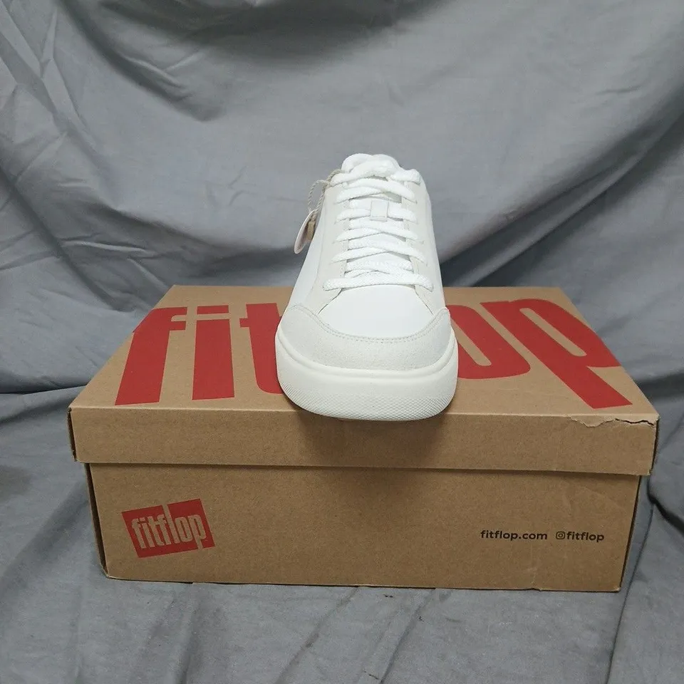 FITFLOP WOMEN'S WHITE LEATHER SNEAKERS WITH LEOPARD HEEL ACCENT - SIZE 6