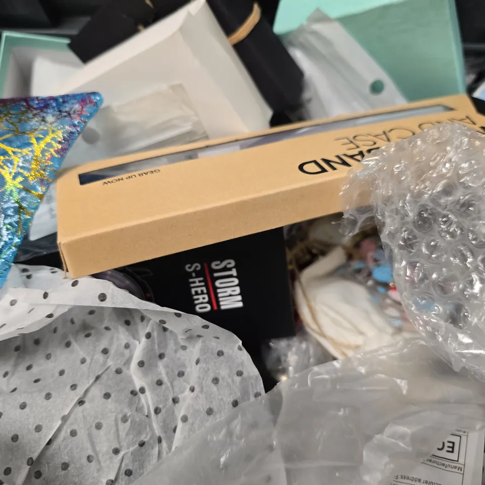 APPROXIMATELY 16 ASSORTED JEWELLERY ITEMS TO INCLUDE - WATCH , EARRINGS , BRACELET ETC