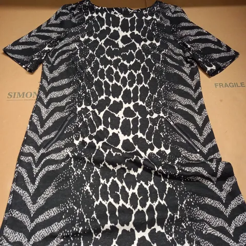WALLIS BLACK/WHITE SHORT DESIGNER DRESS - SIZE 12