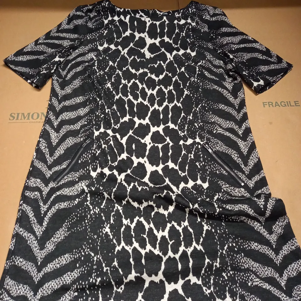 WALLIS BLACK/WHITE SHORT DESIGNER DRESS - SIZE 12