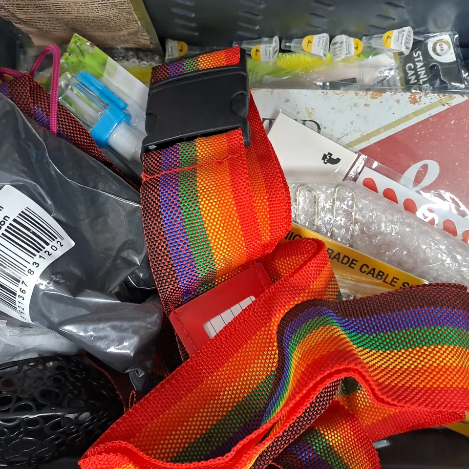 APPROXIMATELY 10 ASSORTED HOUSEHOLD ITEMS TO INCLUDE HIGH-GRADE CABLE SHEARS, BLOOME TRIPLE FRAGRANCE, ETC