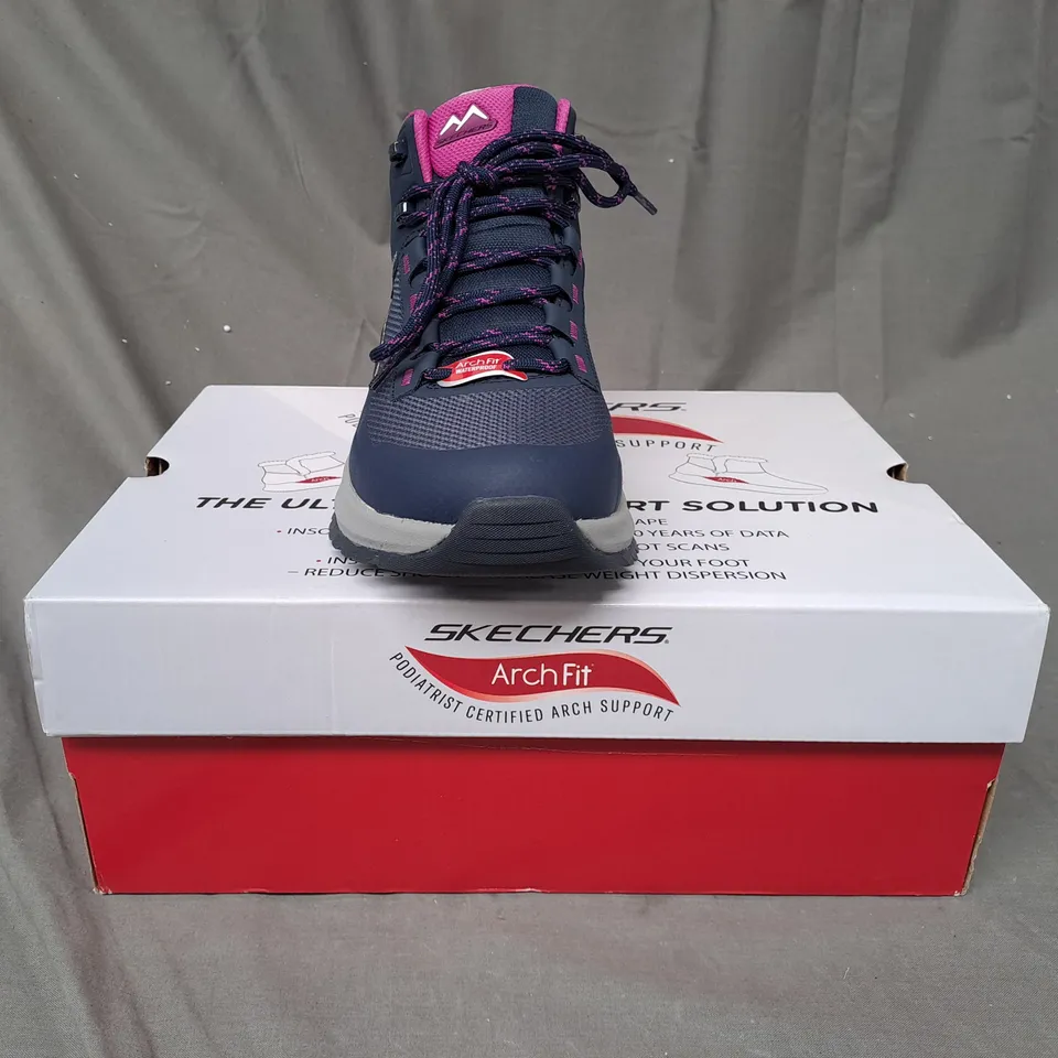 BOXED PAIR OF SKETCHERS NAVY  DISCOVER BOOTS SIZE 5