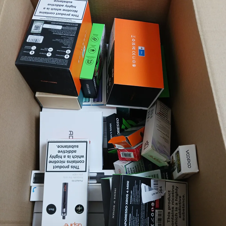 APPROXIMATELY 20 VAPES, E-CIGARETTES & ACCESSORIES TO INCLUDE - ASPIRE BP STIK - GEEKVAPE WENAX Q PRO - VAPORESSO XROS PRO - ETC