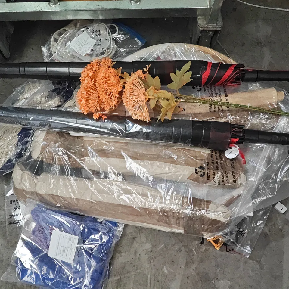 LOT OF APPROXIMATELY 17 ASSORTED ITEMS TO INCLUDE LEATHER BAG, UMBRELLAS, LAUNDRY BIN AND CAN OPENER