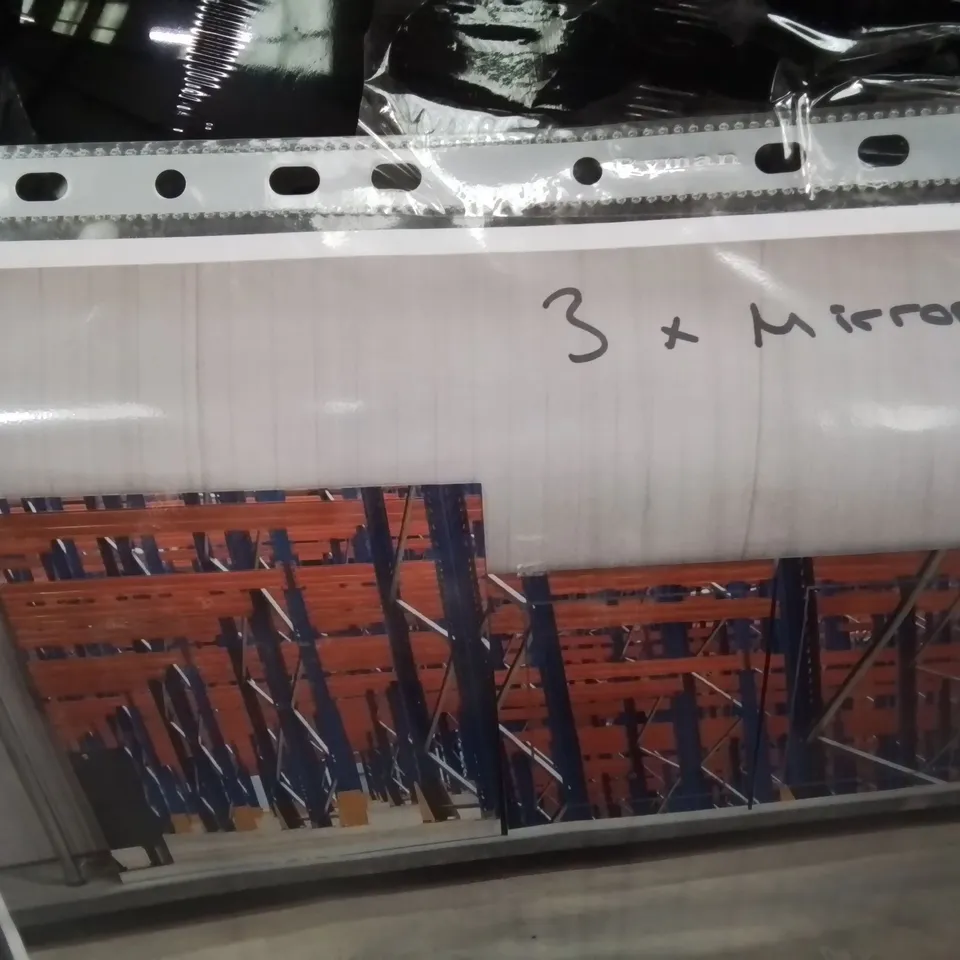 PALLET OF ASSORTED BATHROOM CABINETS AND FITTINGS 