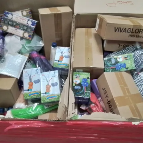 PALLET CONTAINING VARIOUS ASSORTED BOXED HOUSEHOLD ITEMS TO INCLUDE: DINO SPRINKLERS, BABY FOOD CONTAINERS, JOS STICKS, AND LOTS MORE UNMARKED BOXED ITEMS
