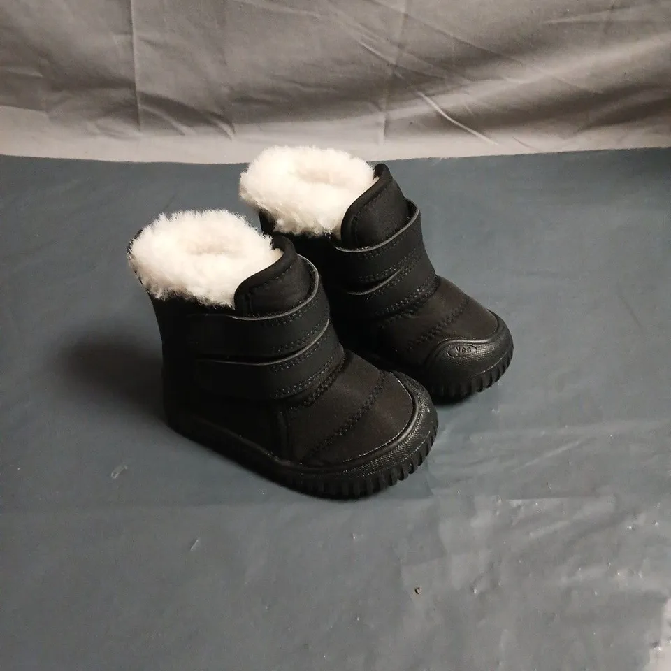 COZY PIXIES TODDLER BLACK WINTER BOOTS WITH WHITE FAUX FUR LINING SIZE BABY EU 22. UNBOXED