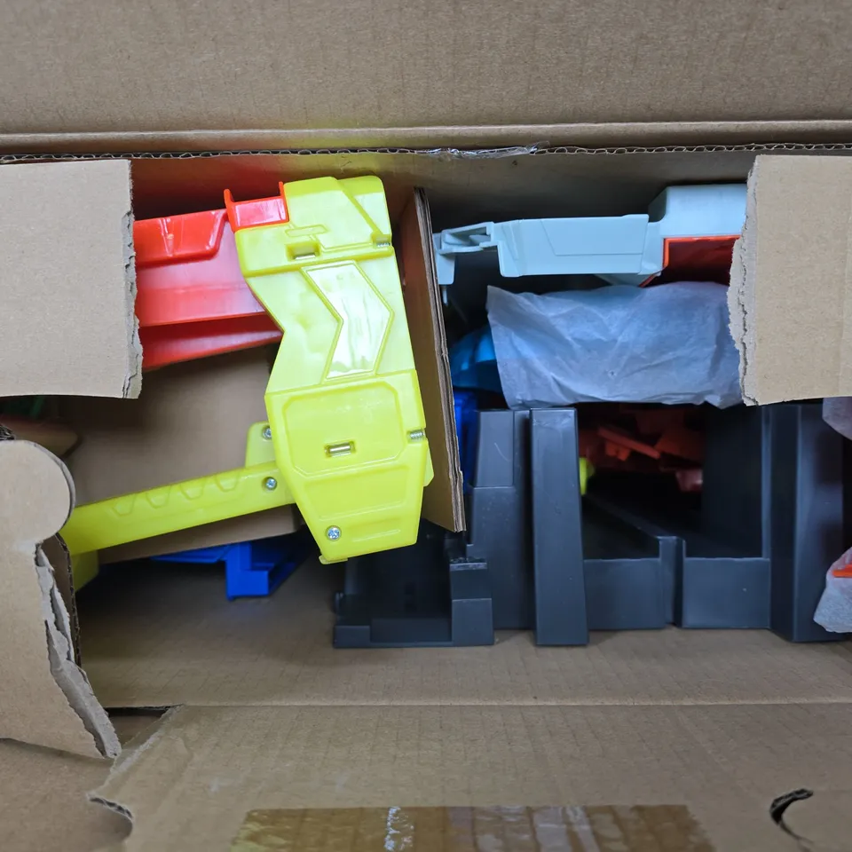 BOXED HOT WHEELS CITY ULTIMATE GARAGE PLAYSET WITH 2 TOY CARS 