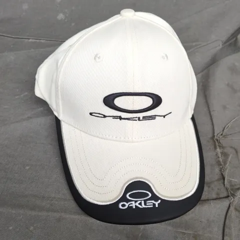 OAKLEY LOGO CAP IN CREAM