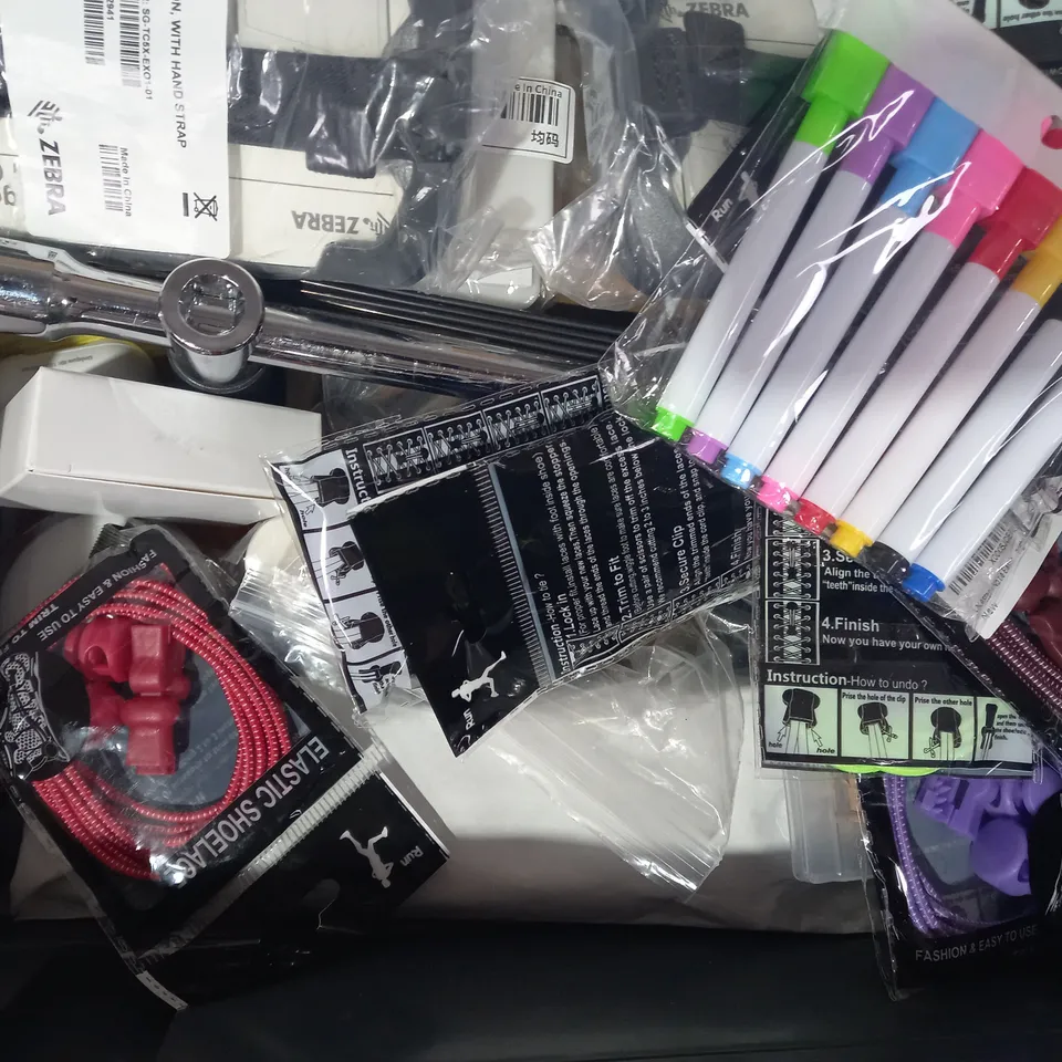 LOT OF APPROXIMATELY 10 ASSORTED HOUSEHOLD ITEMS TO INCLUDE KEYCHAIN LIGHT, SLAM DESCALER, ELASTIC SHOELACE, ETC