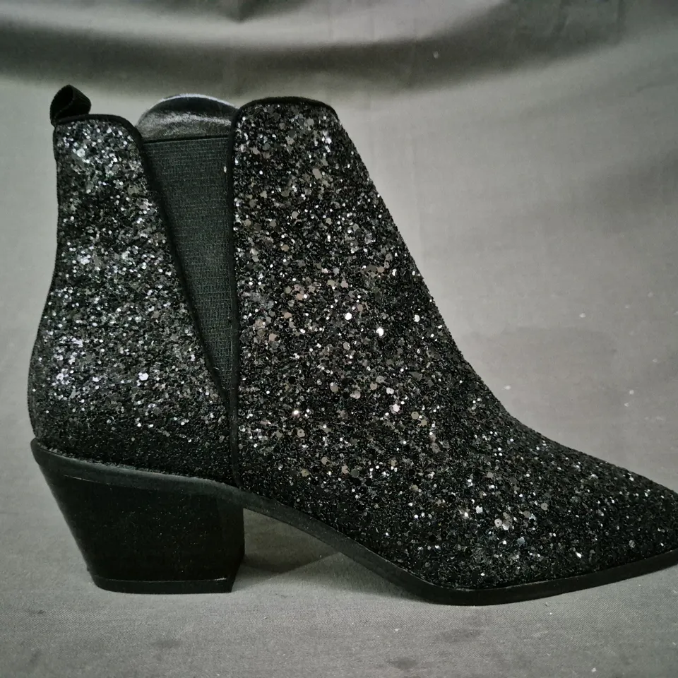 BOXED PAIR OF ZARA LOW BLOCK HEEL ANKLE BOOTS IN BLACK W. GLITTER EFFECT UK SIZE 6