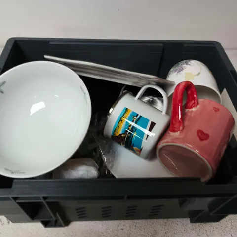 LOT OF APPROXIMATELY 20 ASSORTED POTTERY AND GLASS ITEMS