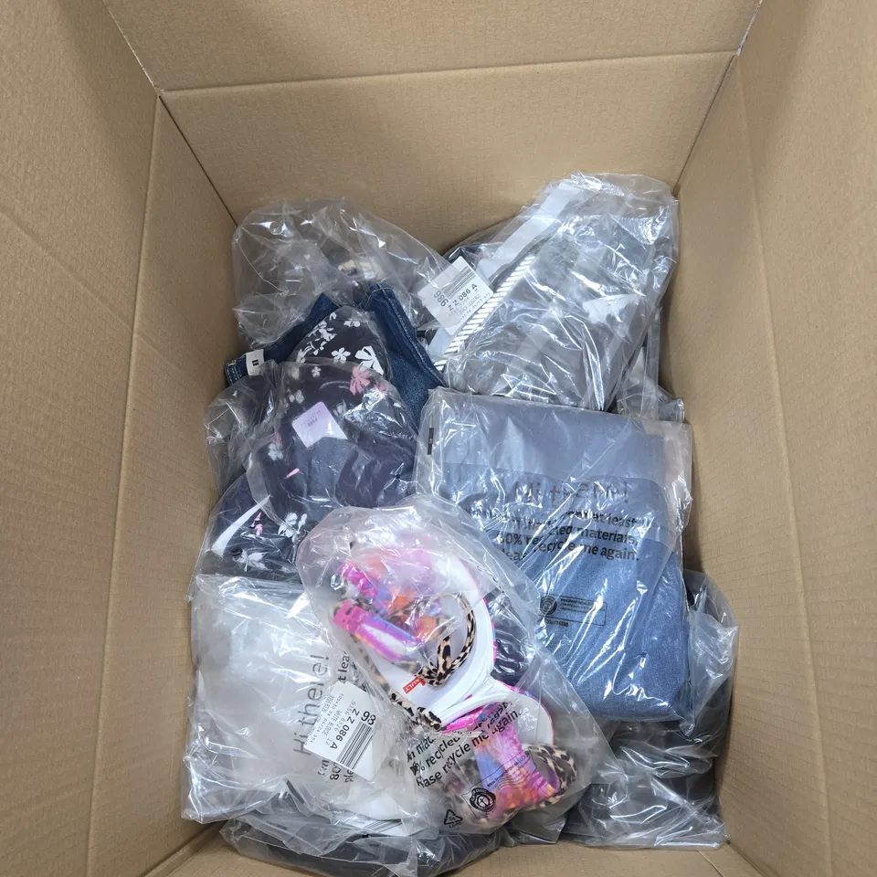 BOX OF APPROXIMATELY 25 ASSORTED CLOTHING ITEMS TO INCLUDE LEVI'S, LASCANA ETC