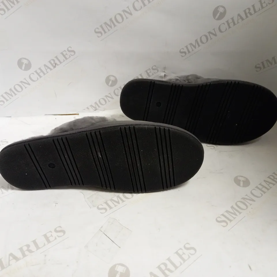 ASOS DESIGN SIZE 8 GREY FLUFFY SLIPPERS 