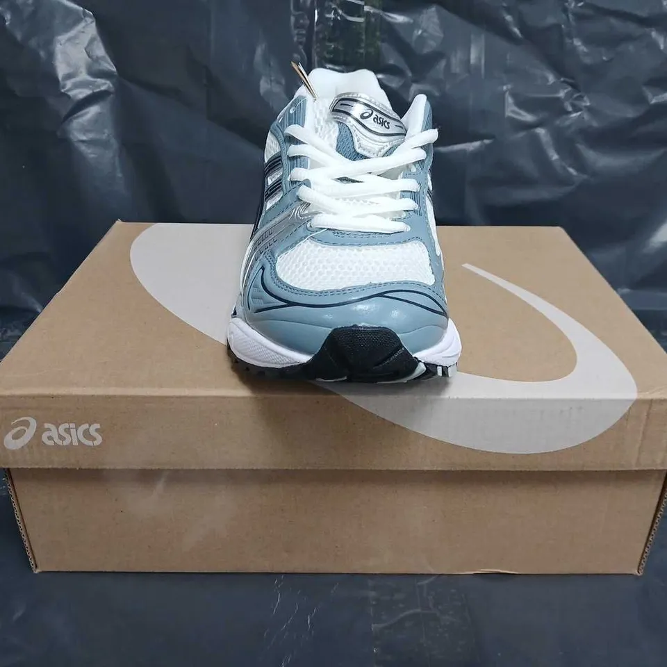 BOXED PAIR OF ASICS GEL-KAYANA 14 TRAINERS IN WHITE/GREY SIZE UK 7.5