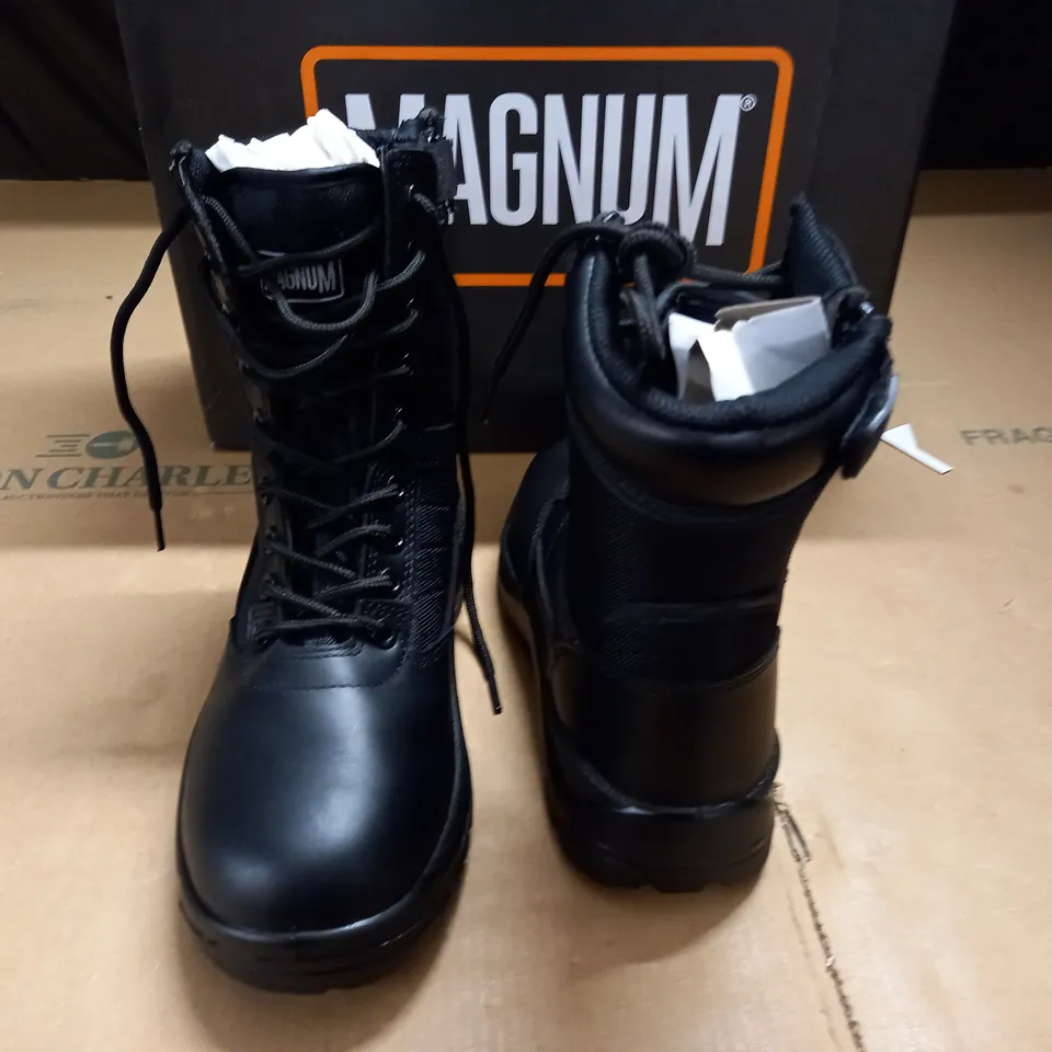 BOXED PAIR OF MAGNUM PANTHER LITE 8.0 SZ BOOTS - UK 4