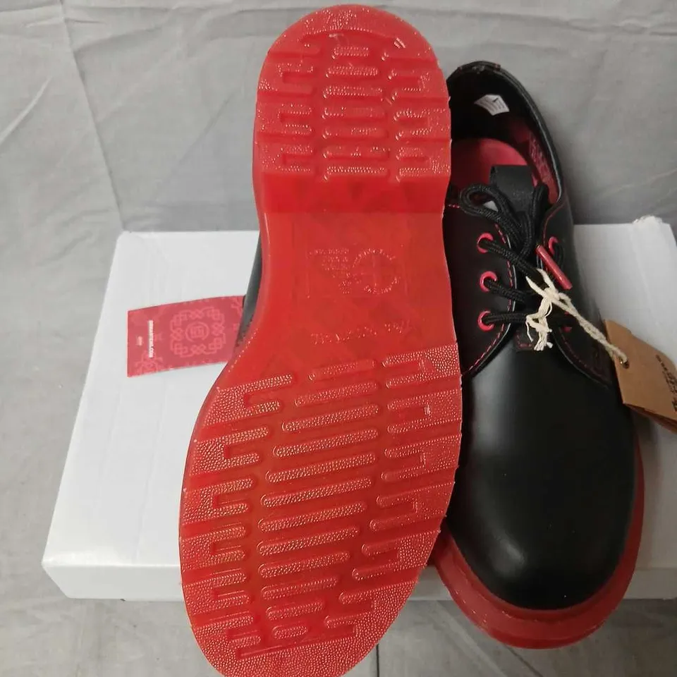 DR MARTENS BLACK LEATHER LACE-UP SHOES WITH RED SOLE – UK 7 / US 8 / EU 41