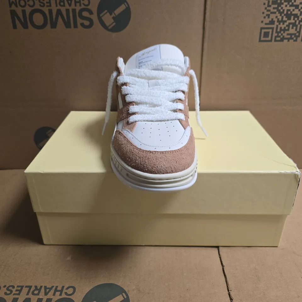 BOXED PAIR OF AXEL ARIGATO AREA LO TRAINERS IN OFF WHITE/LIGHT BROWN SIZE UK 8