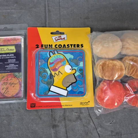 APPROXIMATELY 10 ASSORTED HOUSEHOLD ITEMS TO INCLUDE GEL PRINTING PLATE, SIMPSONS COASTERS, ETC