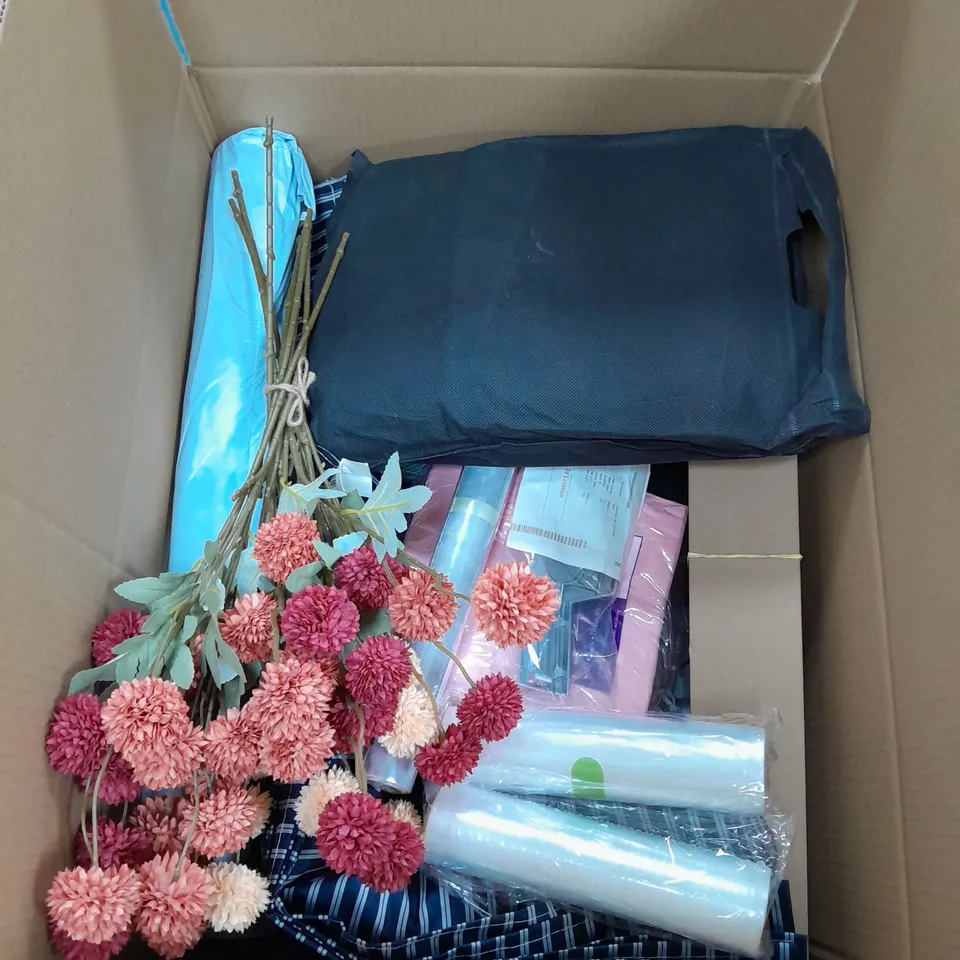 APROXIMATELY 15 ASSORTED HOUSEHOLD ITEMS TO INCLUDE WALLPAPER , PHOTO SLATE , ETC