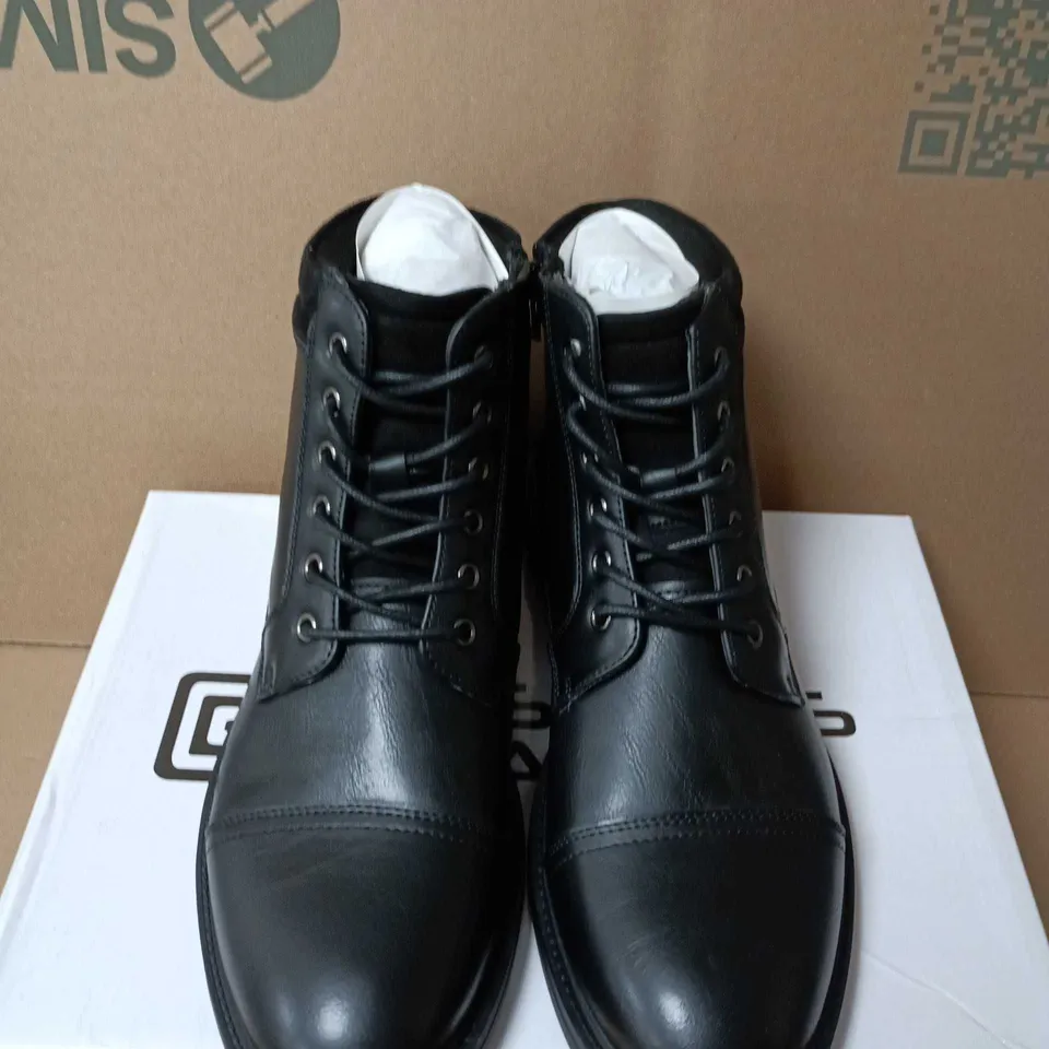 BOXED PAIR OF BUSINESS CLASS BENNETT LEATHER BOOTS - UK SIZE 10  