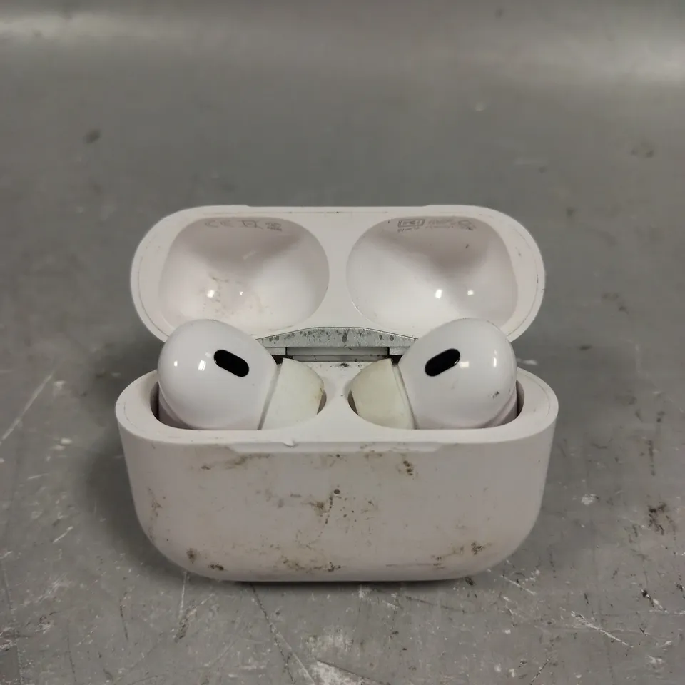 APPLE AIRPODS WITH CHARGING CASE - A2700