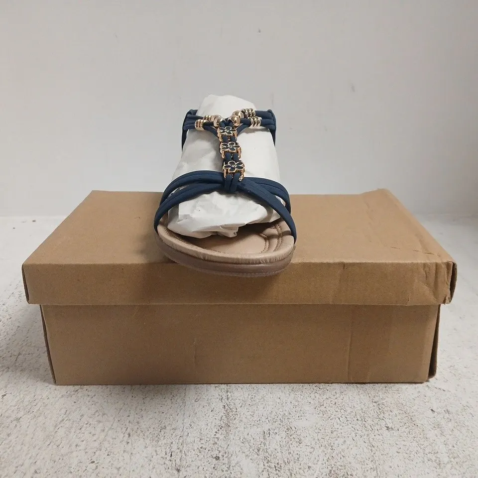 BOXED PAIR OF JO & JOE OPEN TOE SANDALS IN NAVY SIZE 6